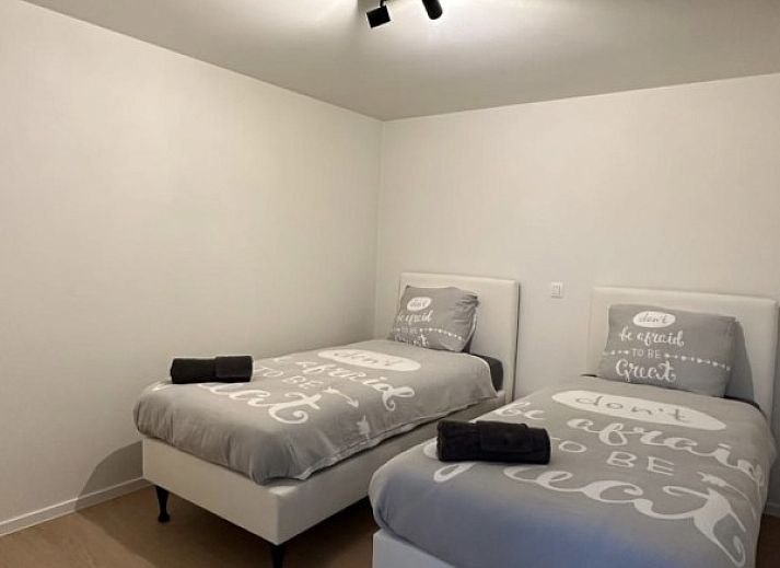 Stilvolles Wohnzimmer in Haus 96, einem Ferienhaus in Westende, Westflandern, mit komfortablen Moebeln.