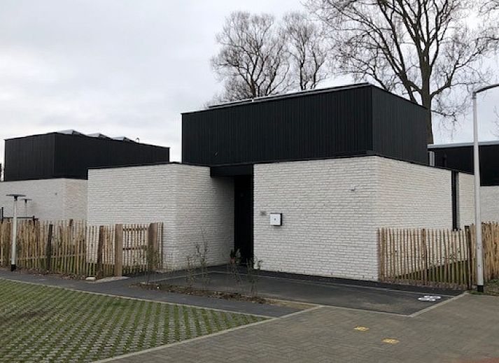 Gemuetlicher Essbereich und moderne Kueche im Ferienhaus 96 in Westende, Westflandern, Belgien.