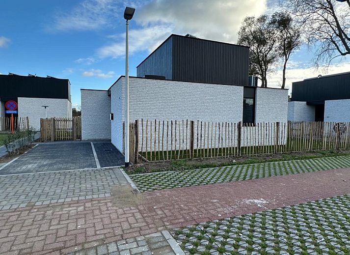Gemuetlicher Essbereich und moderne Kueche im Ferienhaus 96 in Westende, Westflandern, Belgien.