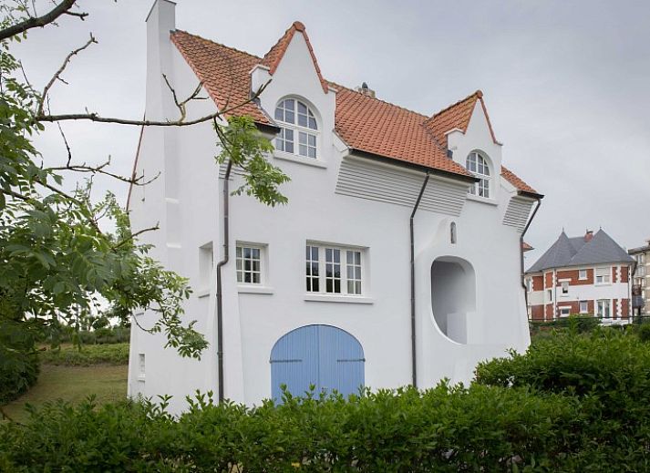 Charmevilla Westende, een charmant vakantiehuis in Westende, West-Vlaanderen, Belgie, omgeven door groene natuur en een serene omgeving.