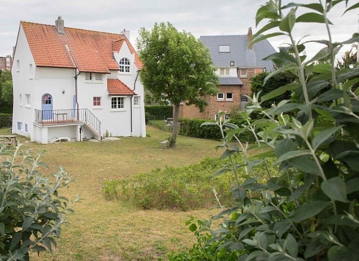 Charmevilla Westende, een charmant vakantiehuis in Westende, West-Vlaanderen, Belgie, omgeven door groene natuur en een serene omgeving.