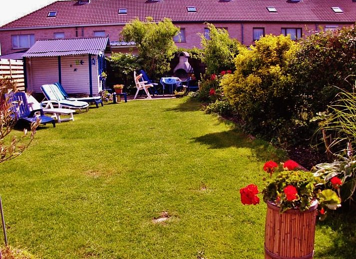 Veranda van vakantiehuis Katica in Bredene, West-Vlaanderen met kleurrijke zitplek en groene tuin