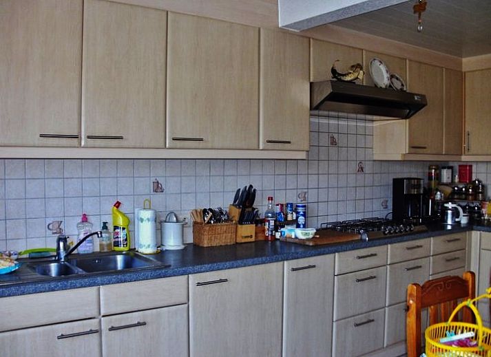 Veranda van vakantiehuis Katica in Bredene, West-Vlaanderen met kleurrijke zitplek en groene tuin