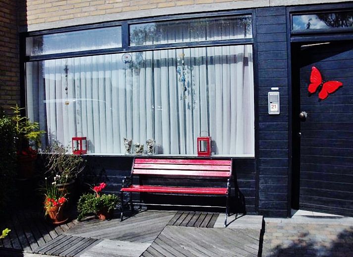 Veranda van vakantiehuis Katica in Bredene, West-Vlaanderen met kleurrijke zitplek en groene tuin