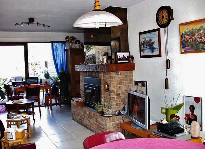 Veranda van vakantiehuis Katica in Bredene, West-Vlaanderen met kleurrijke zitplek en groene tuin