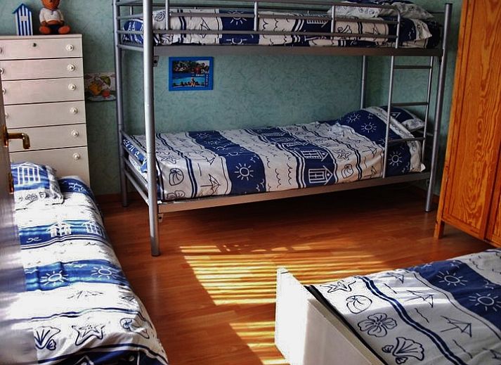 Ruime tuin van vakantiewoning Katica in Bredene, West-Vlaanderen met ligstoelen en barbecue