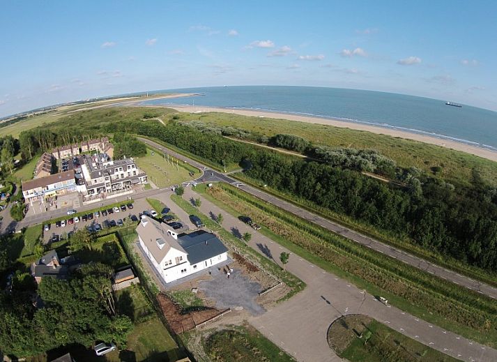 Gezellige woonkamer van La Cabane Penthouse in Aan zee, Belgische kust, vakantiehuis met open haard en ruime zithoek.