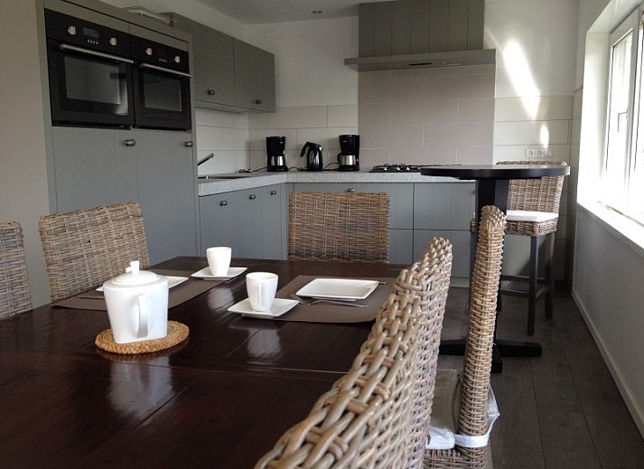 Gezellige woonkamer van La Cabane Penthouse in Aan zee, Belgische kust, vakantiehuis met open haard en ruime zithoek.