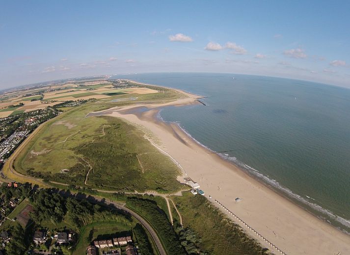 Lichte woonkamer van La Cabane Penthouse, vakantiehuis aan de Belgische kust met comfortabele zitruimte en uitzicht op de omgeving.