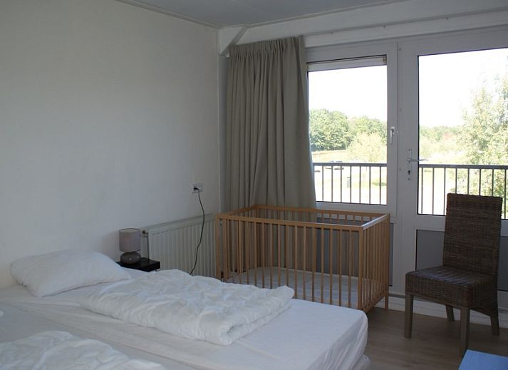 Lichte woonkamer van La Cabane Penthouse, vakantiehuis aan de Belgische kust met comfortabele zitruimte en uitzicht op de omgeving.