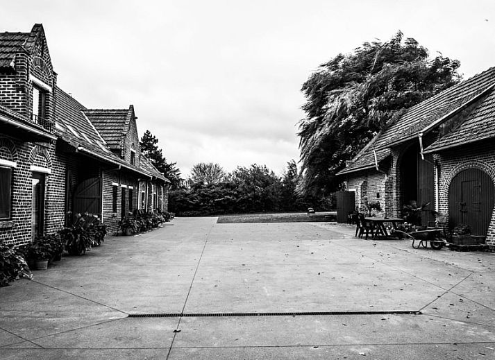 Varlet Farm bed and breakfast in Poelkapelle, West-Vlaanderen met kleurrijke bloemen en landelijke architectuur.