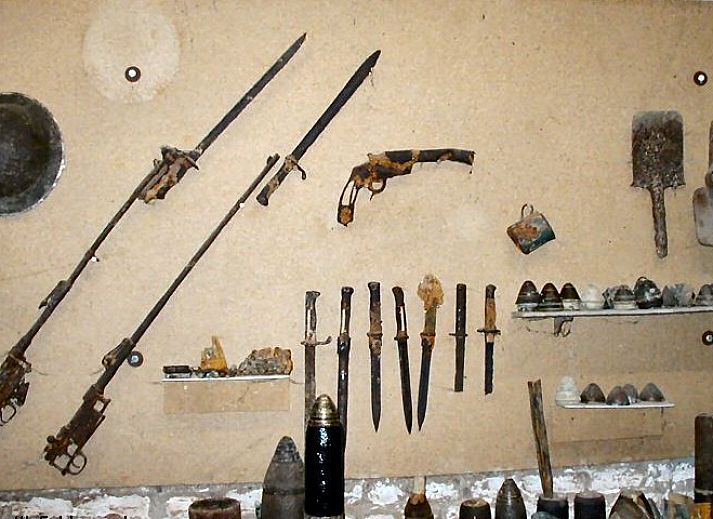 Varlet Farm bed and breakfast in Poelkapelle, West-Vlaanderen met kleurrijke bloemen en landelijke architectuur.