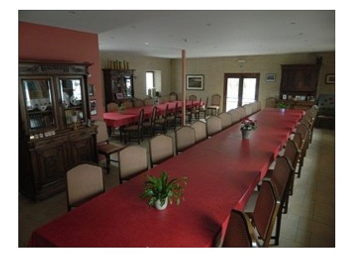 Varlet Farm bed and breakfast in Poelkapelle, West-Vlaanderen met kleurrijke bloemen en landelijke architectuur.