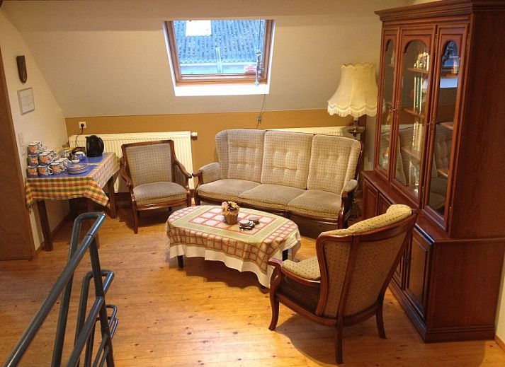 Varlet Farm bed and breakfast in Poelkapelle, West-Vlaanderen met kleurrijke bloemen en landelijke architectuur.