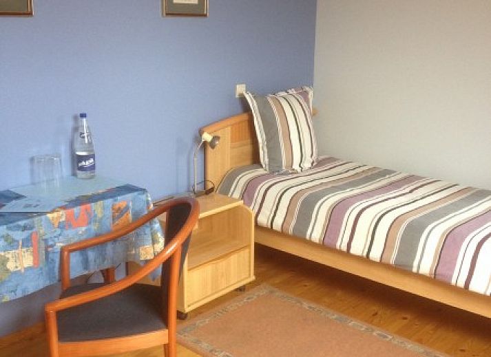 Historische binnenplaats van Varlet Farm bed and breakfast in Poelkapelle, Belgie, omgeven door bakstenen gebouwen.