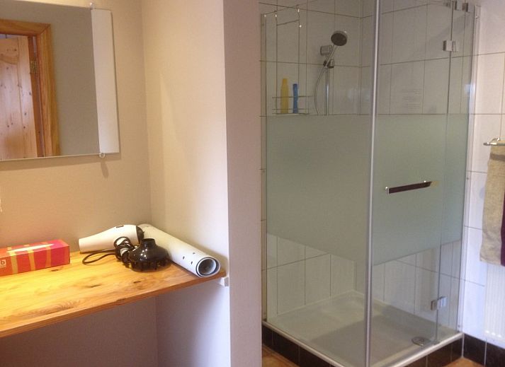 Historische binnenplaats van Varlet Farm bed and breakfast in Poelkapelle, Belgie, omgeven door bakstenen gebouwen.