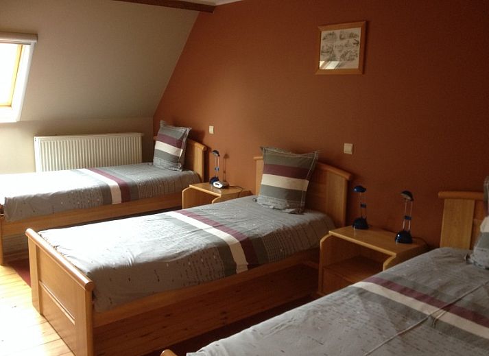 Historische binnenplaats van Varlet Farm bed and breakfast in Poelkapelle, Belgie, omgeven door bakstenen gebouwen.