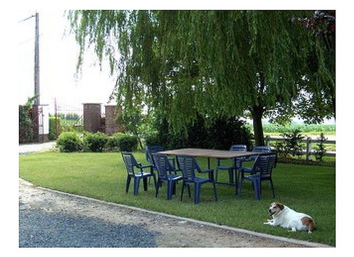 Oorlogsmuseum bij Varlet Farm bed and breakfast in Poelkapelle, met historische artefacten en wapens.