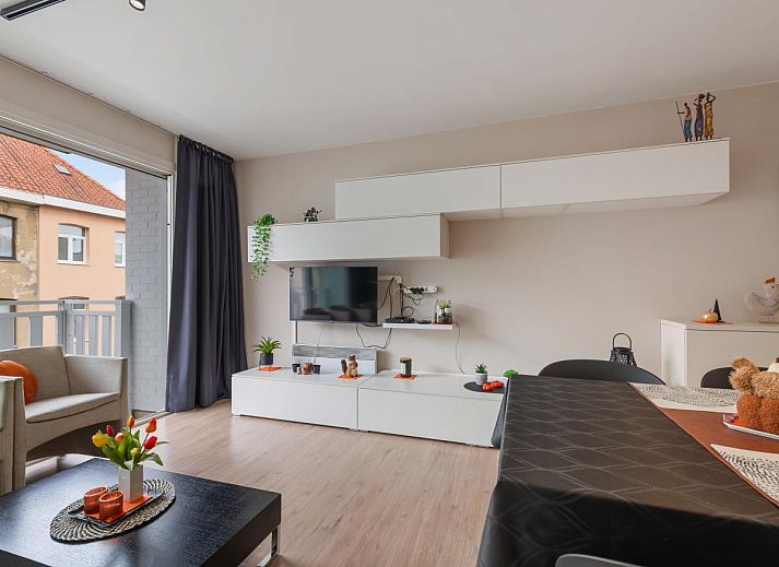 Balkon des Ferienhauses Tranquil a Deux in De Panne, Westflandern, mit Blick auf die charmante Strasse und die bunten Fassaden.