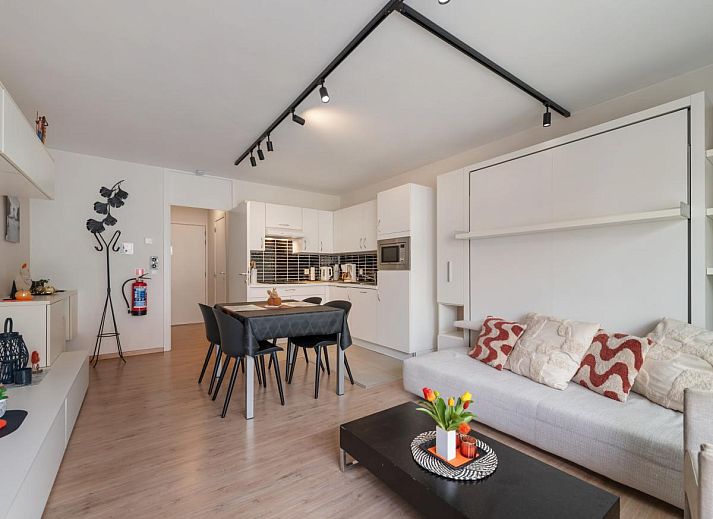 Balkon des Ferienhauses Tranquil a Deux in De Panne, Westflandern, mit Blick auf die charmante Strasse und die bunten Fassaden.