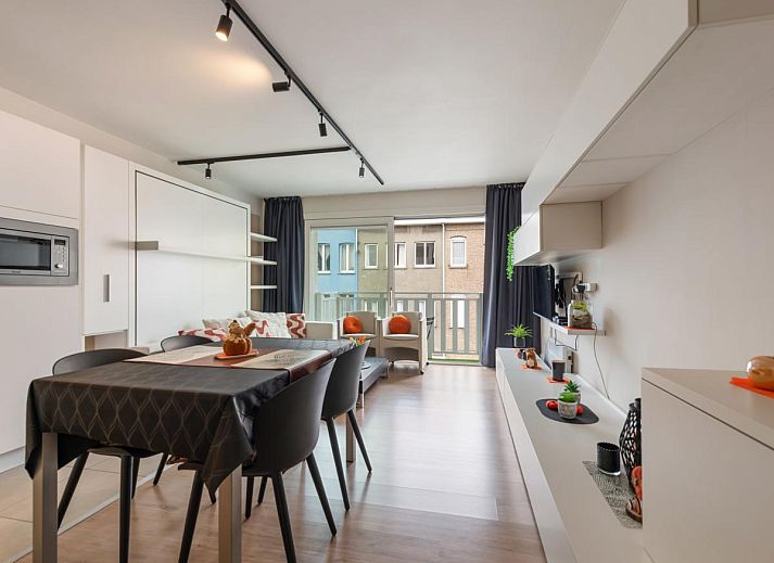 Balkon des Ferienhauses Tranquil a Deux in De Panne, Westflandern, mit Blick auf die charmante Strasse und die bunten Fassaden.