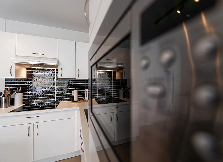 Modernes Wohnzimmer im Ferienhaus Tranquil a Deux, De Panne, mit heller Einrichtung und Blick auf die Umgebung von Westflandern, Belgien.