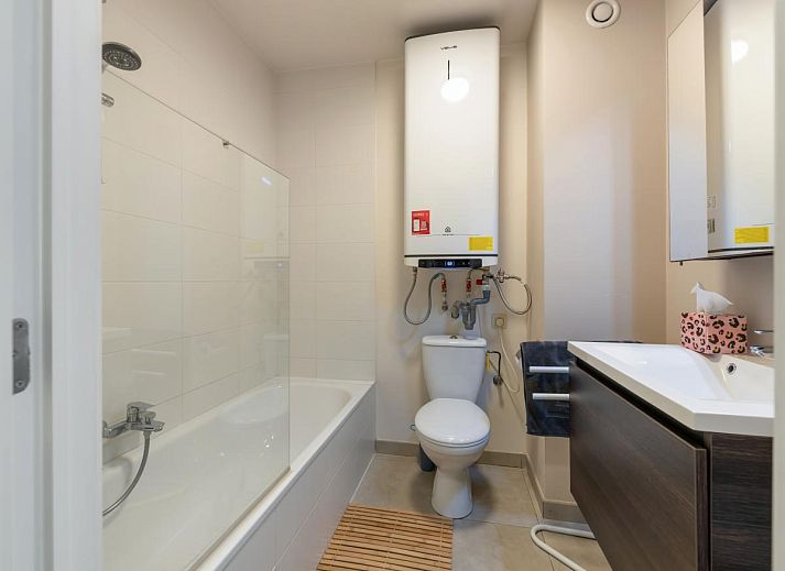 Moderne Einrichtung des Ferienhauses Tranquil a Deux in De Panne, Westflandern, mit stilvollem Dekor und gemuetlicher Sitzecke.