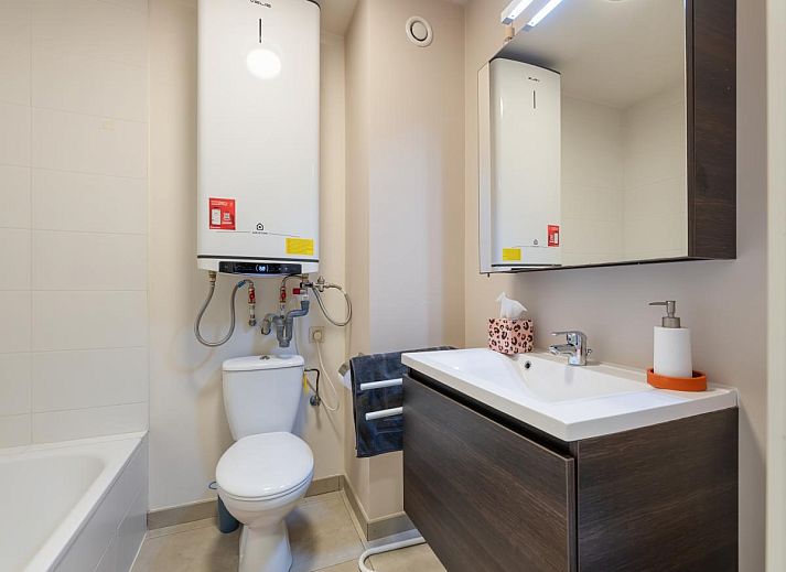 Moderne Einrichtung des Ferienhauses Tranquil a Deux in De Panne, Westflandern, mit stilvollem Dekor und gemuetlicher Sitzecke.