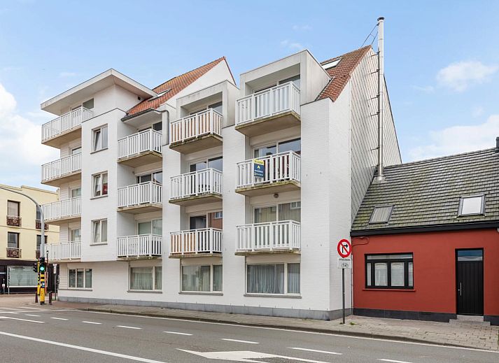 Moderne Einrichtung des Ferienhauses Tranquil a Deux in De Panne, Westflandern, mit stilvollem Dekor und gemuetlicher Sitzecke.