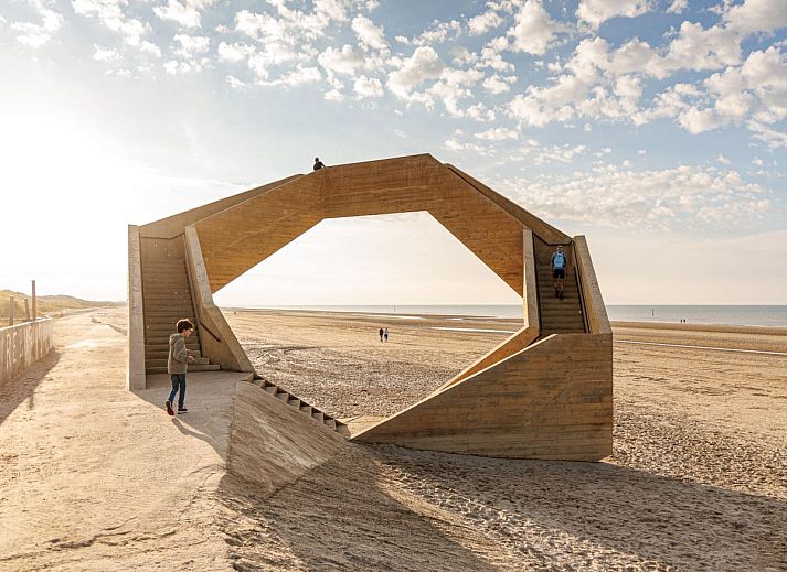 Moeblierter Flur mit Abstellraum im Ferienhaus Tranquil a Deux, gelegen in De Panne, Westflandern, Belgien.