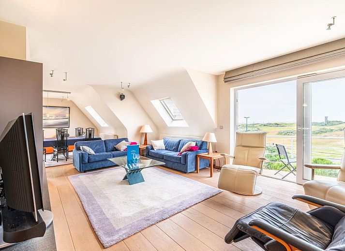 Helles Wohnzimmer im Ferienhaus LaRoyale, De Panne, mit moderner Einrichtung und Blick auf die gruene Umgebung von Westflandern.