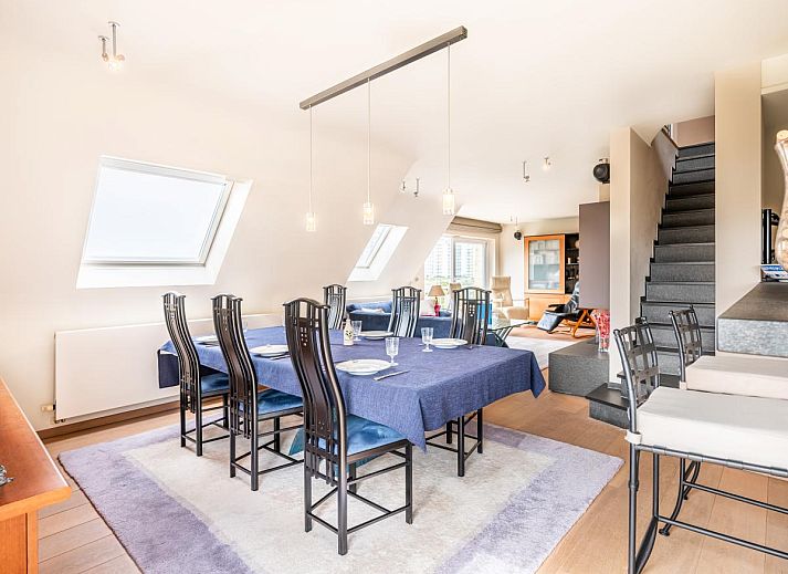 Helles Wohnzimmer im Ferienhaus LaRoyale, De Panne, mit moderner Einrichtung und Blick auf die gruene Umgebung von Westflandern.