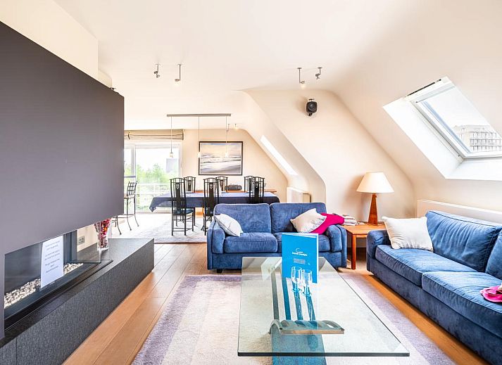 Helles Wohnzimmer des Ferienhauses LaRoyale in De Panne, Westflandern, mit komfortabler Einrichtung und Blick auf die natuerliche Umgebung.