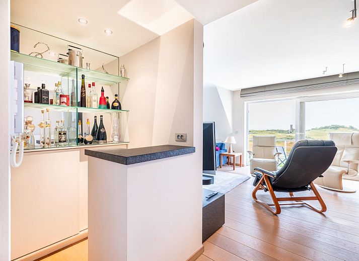 Helles Wohnzimmer des Ferienhauses LaRoyale in De Panne, Westflandern, mit komfortabler Einrichtung und Blick auf die natuerliche Umgebung.