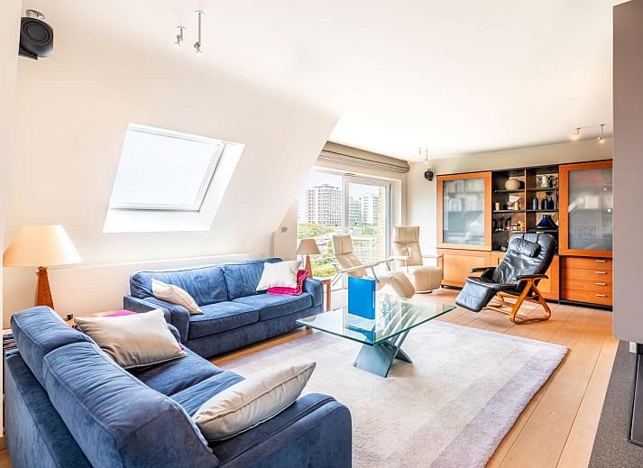 Helles Wohnzimmer des Ferienhauses LaRoyale in De Panne, Westflandern, mit komfortabler Einrichtung und Blick auf die natuerliche Umgebung.