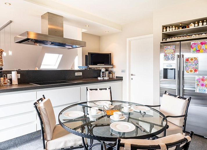 Helles Wohnzimmer des Ferienhauses LaRoyale in De Panne, Westflandern, mit komfortabler Einrichtung und Blick auf die natuerliche Umgebung.