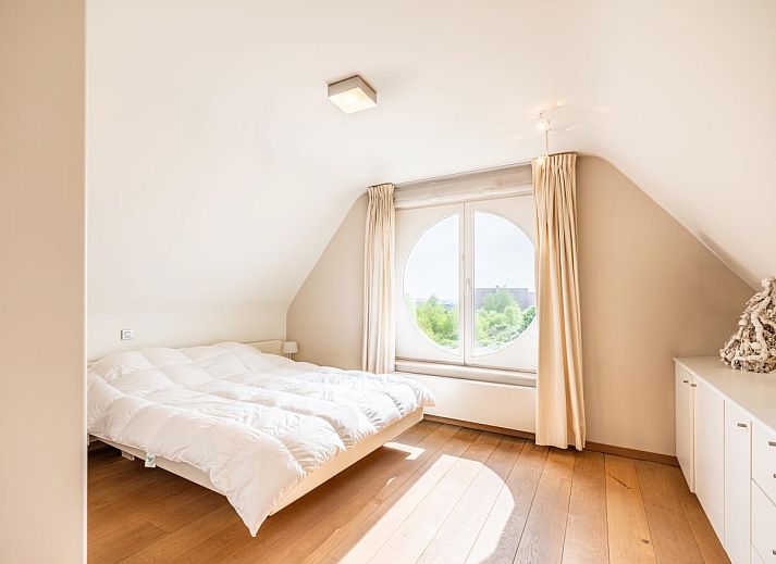 Stilvolles Esszimmer im Ferienhaus LaRoyale in De Panne, Westflandern, mit moderner Einrichtung und viel natuerlichem Licht.