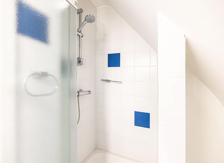 Stilvolles Esszimmer im Ferienhaus LaRoyale in De Panne, Westflandern, mit moderner Einrichtung und viel natuerlichem Licht.