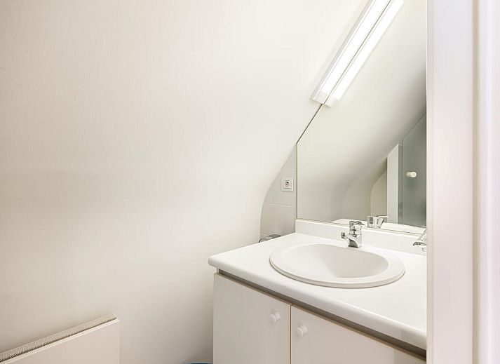 Stilvolles Esszimmer im Ferienhaus LaRoyale in De Panne, Westflandern, mit moderner Einrichtung und viel natuerlichem Licht.