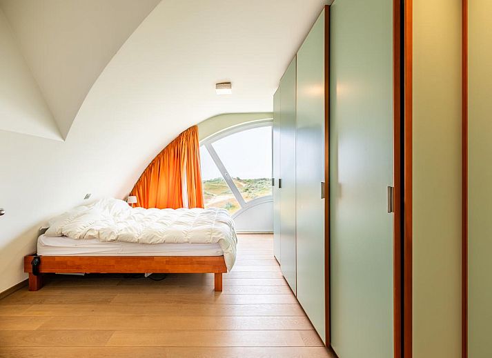 Stilvolles Esszimmer im Ferienhaus LaRoyale in De Panne, Westflandern, mit moderner Einrichtung und viel natuerlichem Licht.