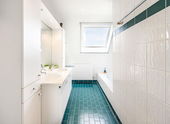 Stilvolles Esszimmer im Ferienhaus LaRoyale in De Panne, Westflandern, mit moderner Einrichtung und viel natuerlichem Licht.