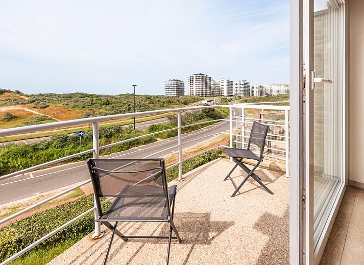 Moderne Kueche im Ferienhaus LaRoyale, De Panne, Westflandern, mit stilvollem Essbereich und schlichten weissen Schraenken.