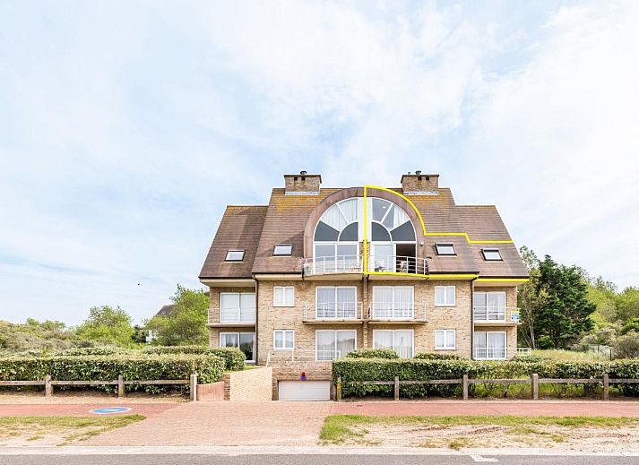Moderne Kueche im Ferienhaus LaRoyale, De Panne, Westflandern, mit stilvollem Essbereich und schlichten weissen Schraenken.