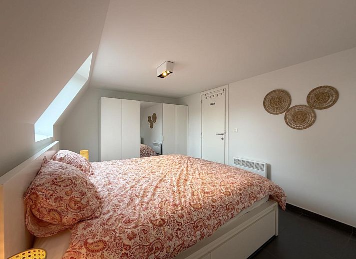 Gemuetliches Schlafzimmer im Ferienhaus Home sweet home, De Panne, Westflandern, mit bequemem Bett und viel Tageslicht.