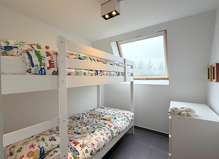 Gemuetliches Schlafzimmer im Ferienhaus Home sweet home, De Panne, Westflandern, mit bequemem Bett und viel Tageslicht.