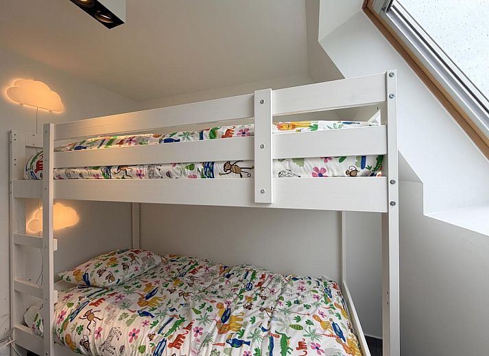 Gemuetliches Schlafzimmer im Ferienhaus Home sweet home, De Panne, Westflandern, mit bequemem Bett und viel Tageslicht.