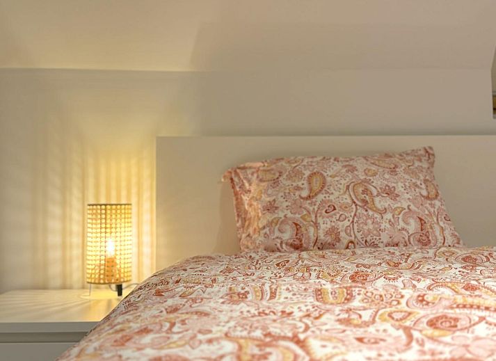 Gemuetliches Schlafzimmer im Ferienhaus Home sweet home, De Panne, Westflandern, mit bequemem Bett und viel Tageslicht.