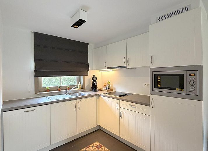 Moderne Kueche im Ferienhaus Home Sweet Home, De Panne, Westflandern, Belgien, mit stilvoller Einrichtung und allen Annehmlichkeiten fuer einen komfortablen Aufenthalt.