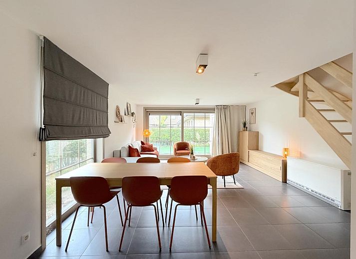 Moderne Kueche im Ferienhaus Home Sweet Home, De Panne, Westflandern, Belgien, mit stilvoller Einrichtung und allen Annehmlichkeiten fuer einen komfortablen Aufenthalt.