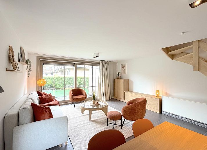 Moderne Kueche im Ferienhaus Home Sweet Home, De Panne, Westflandern, Belgien, mit stilvoller Einrichtung und allen Annehmlichkeiten fuer einen komfortablen Aufenthalt.